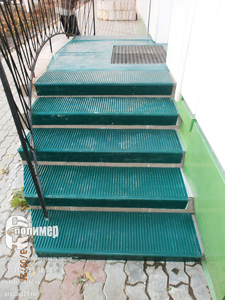 зеленые проступи 1100 на нестандартной лестнице