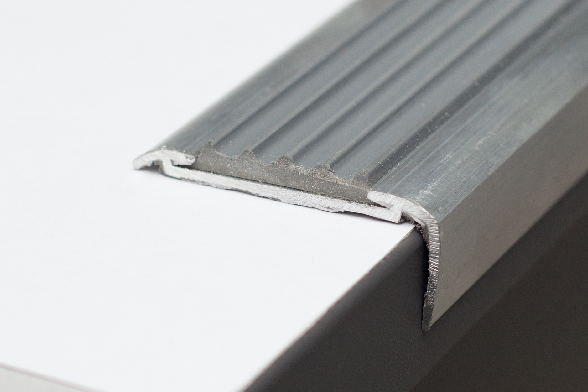 профиль алюминиевый на лестницу